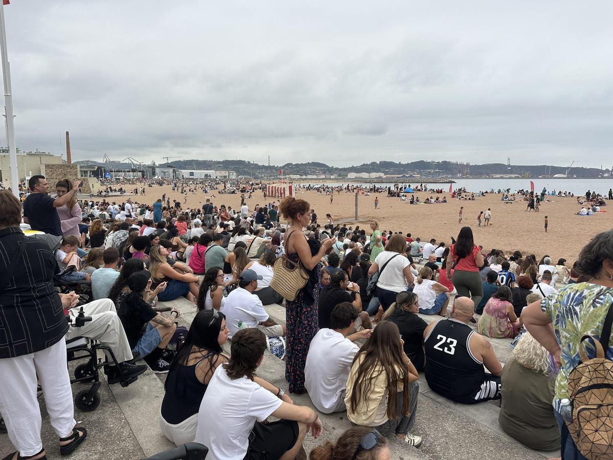 Gijón vive el eclipse entre reencuentros y la ilusión de “sentir” el fenómeno