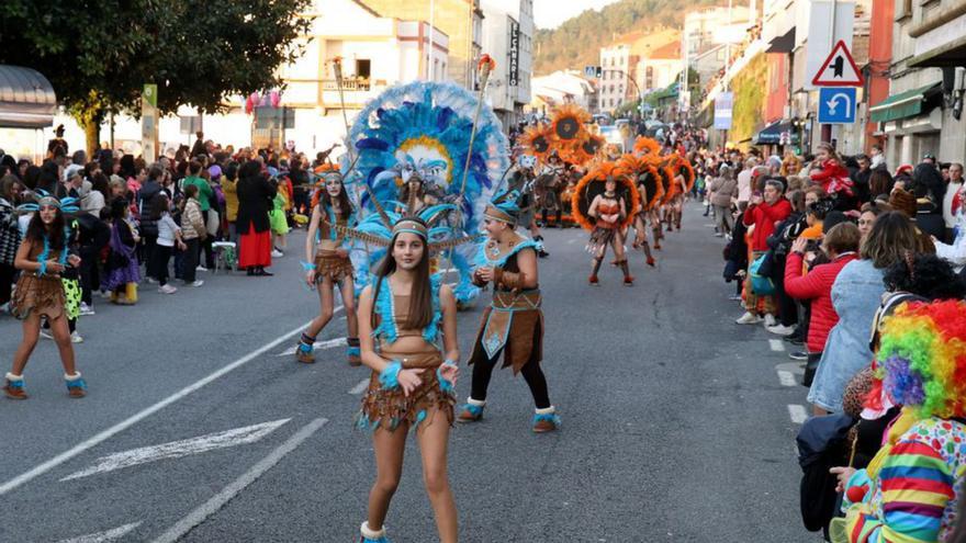 El desfile y el numeroso púbico, en la alameda.   | // JOSE LORES