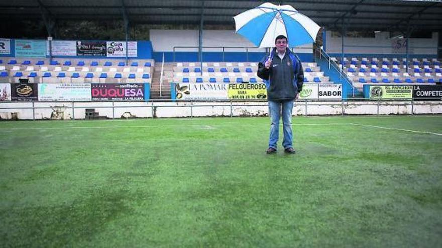 El presidente del Tuilla, Luis Alberto López Arbesú, el domingo, en El Candín, sobre el césped.