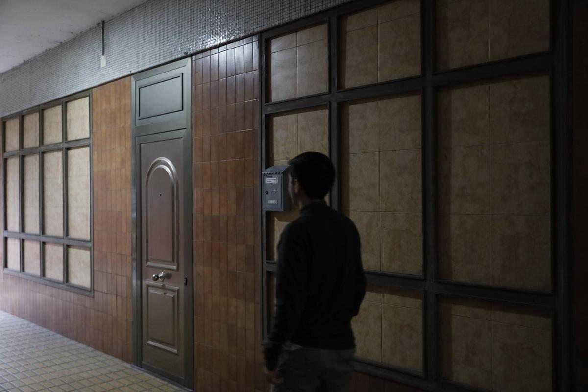 Los residentes de bajos comerciales convertidos en vivienda en Gijón, en imágenes