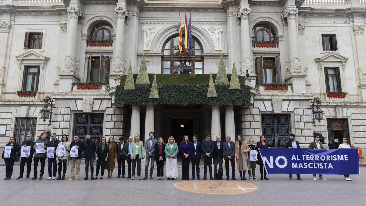 Imagen de archivo de un minuto de silencio en el Ayuntamiento de Valencia, por un asesinato machista.