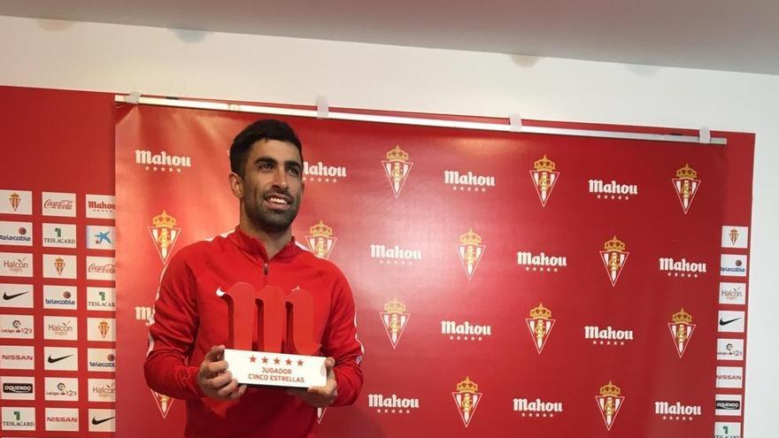 Santos, con su trofeo al mejor jugador de octubre.