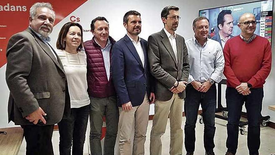 Mesquida, junto a sus compaÃ±eros de Ciudadanos durante la noche electoral.