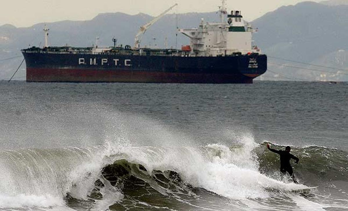 Un surfista agafa una onada durant una tempesta d’hivern a Califòrnia del Sud (Estats Units).