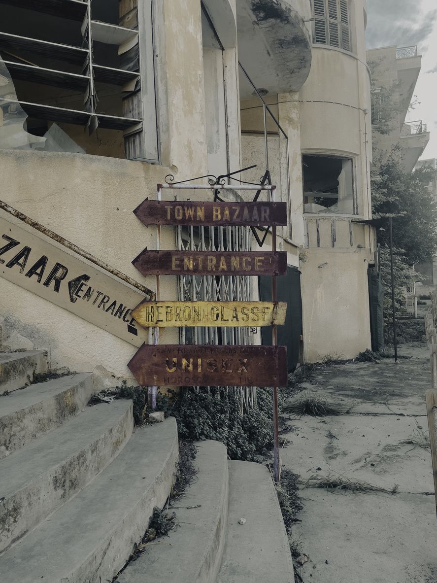 Señal en Varosha junto a edificio en ruinas