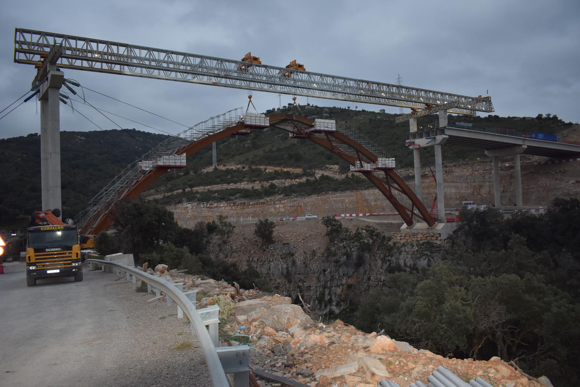 El arco del viaducto de la N-232 en Morella ya está unido