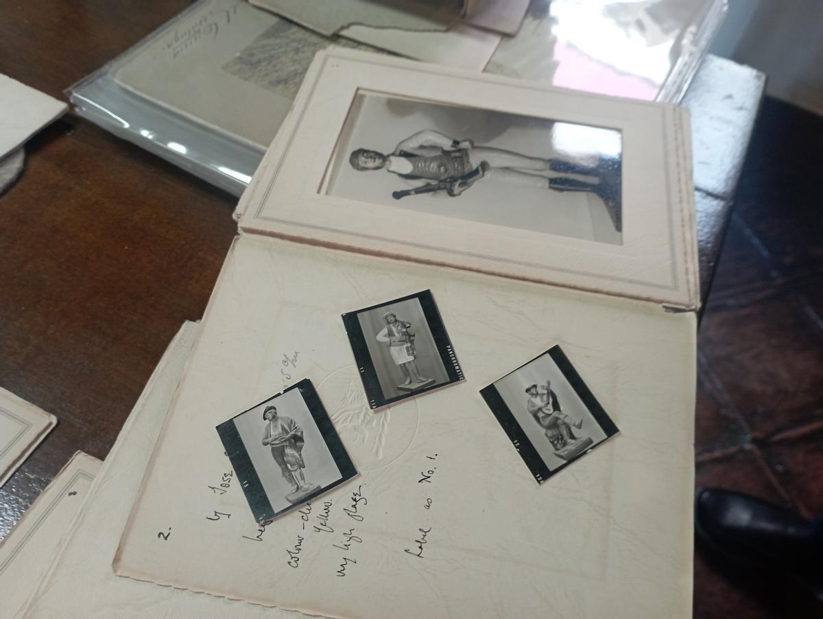 Fotografías de los barros malagueños en el Archivo Díaz de Escovar, con datos sobre sus características y los pequeños contactos fotográficos de las piezas.