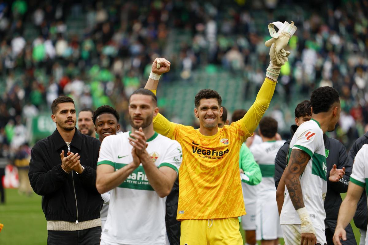 Los jugadores del Elche celebran la victoria frente al Mallorca junto a la afición.