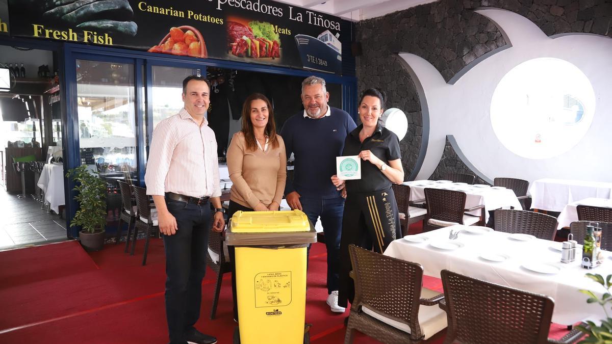 Uno de los envases de recogida selectiva repartidos en un negocio de hostelería de Lanzarote, en la Pescadería de la Cofradía de La Tiñosa (Tías).