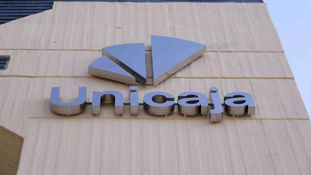 El logo de Unicaja volverá a aparecer en La Rosaleda