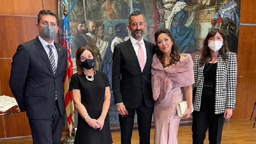 Cavadas y Naima, su mujer, junto al alcalde de Alfafar, Juan Ramón Adsuara, a la ziquierda de la fotografía.