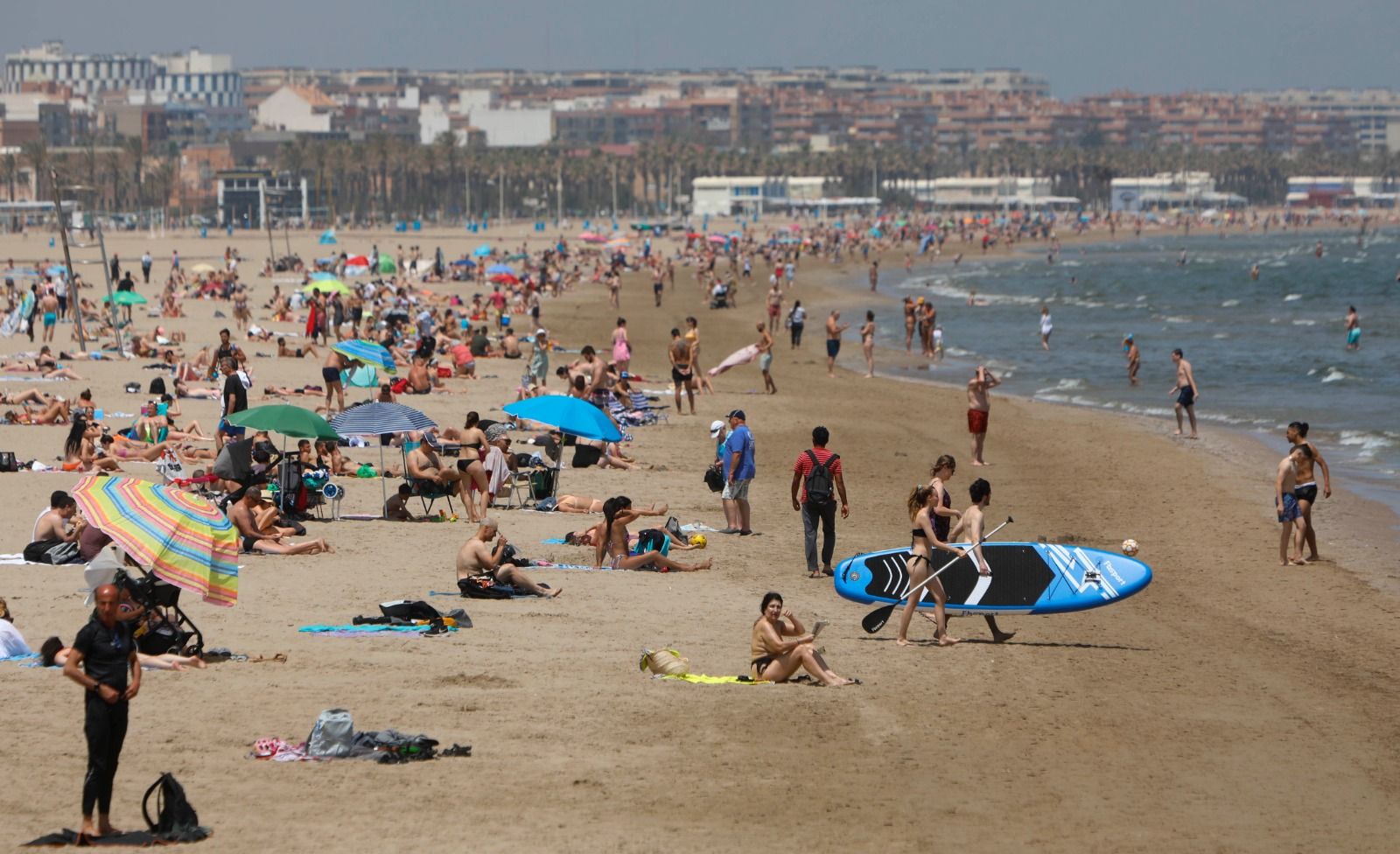 El calor llena la playa de la Malvarrosa