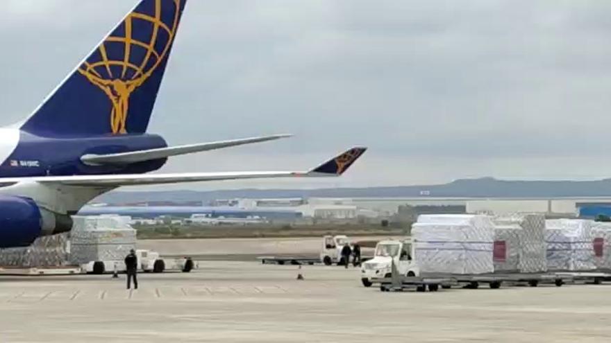 Avión de Inditex en el aeropuerto de Zaragoza descargando las mascarillas y el material donado por Amancio Ortega