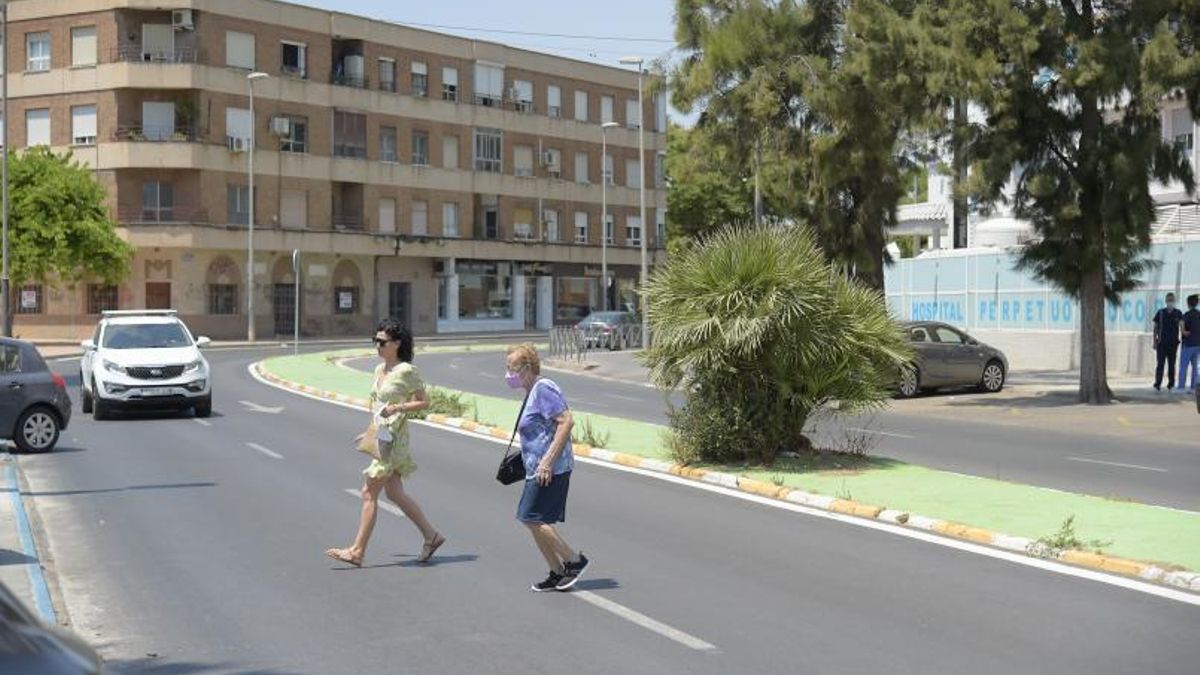Dos mujeres cruzan por en medio de la avenida Sebastián Feringán