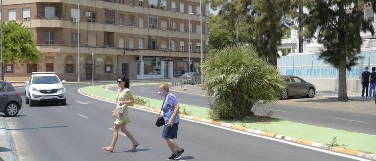 Dos mujeres cruzan por en medio de la avenida Sebastián Feringán, ayer. | IVÁN J. URQUÍZAR