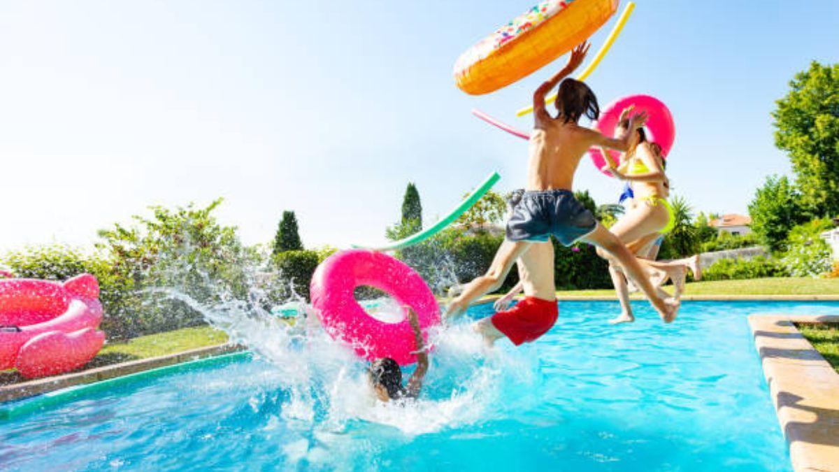 Niños disfrutando en una piscina