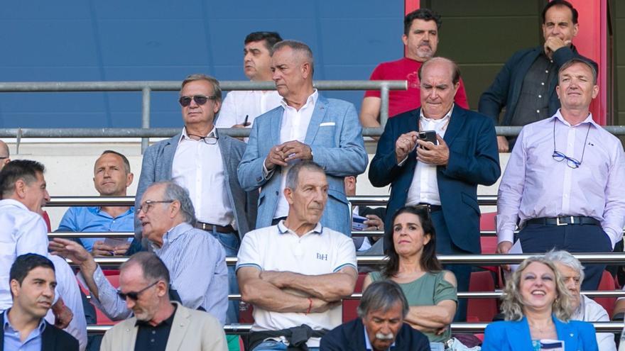 Felipe Moreno, en una de las últimas filas del palco, durante el partido frente al Castellón. | FRANCISCO PEÑARANDA