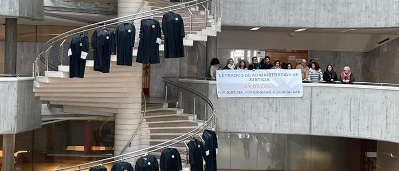 Letrados de la Administración de Justicia cuelgan sus togas en señal de protesta en los Nuevos Juzgados de A Coruña.