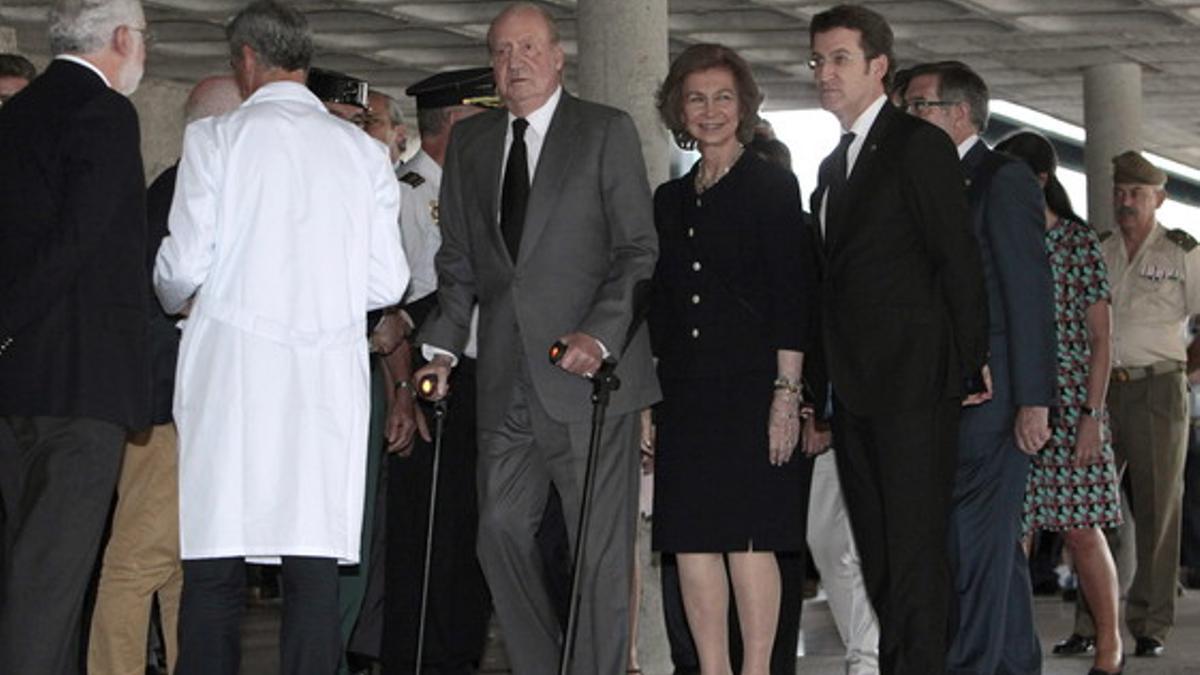 Los Reyes, junto al presidente de la Xunta, Alberto Núñez Feijóo (derecha), a su llegada al Hospital Policlínico de Santiago de Compostela.