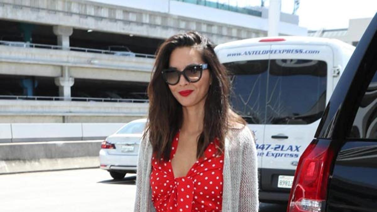 Olivia Munn con mono de lunares en rojo y blanco