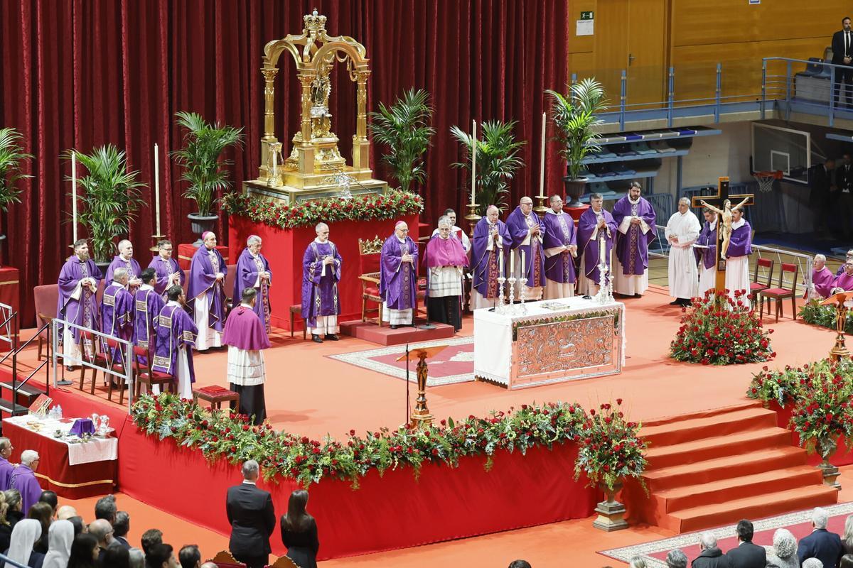 Un momento del funeral que se celebra este jueves en Huelva.
