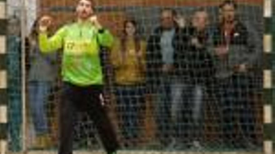 El porter Jordi González, celebrant una bona aturada.