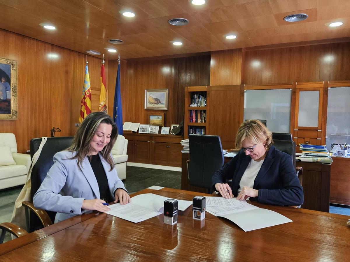 La directora de la UNED de Dénia y la alcaldesa firman el convenio