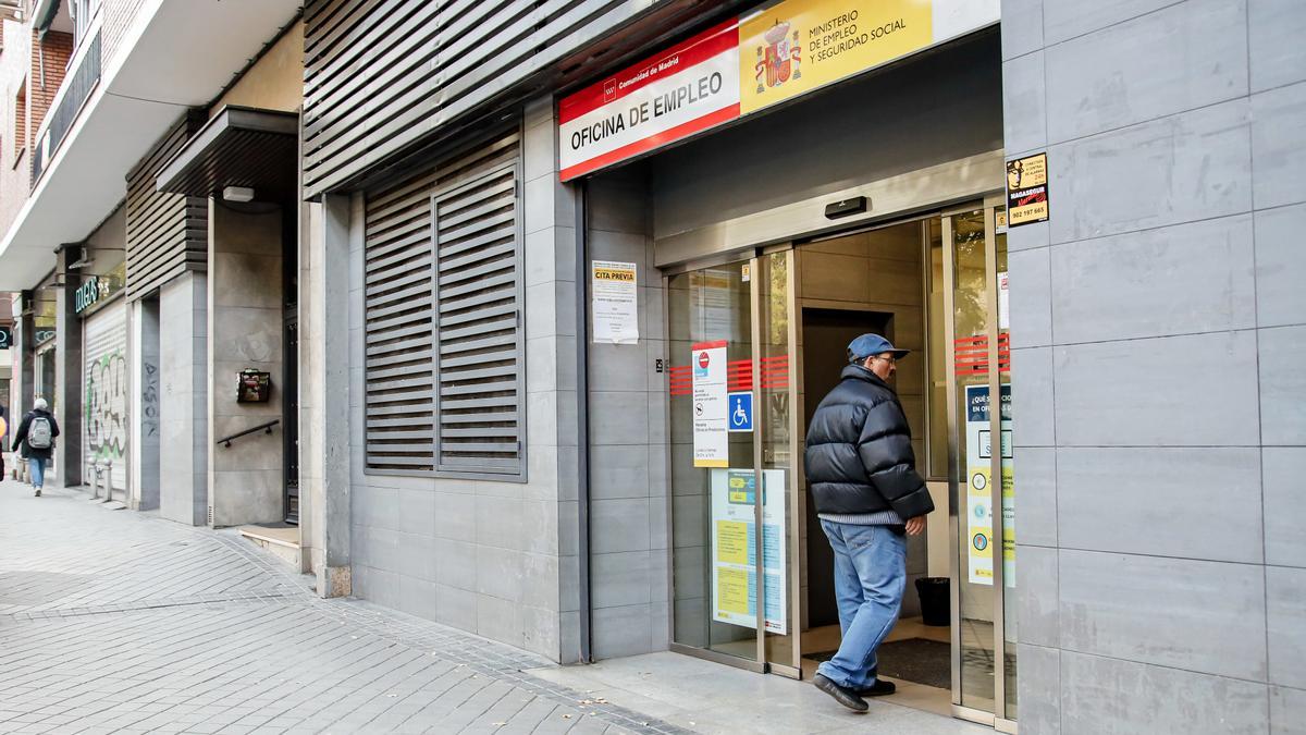 Un hombre entrao a una oficina de empleo.