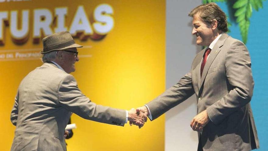 Mieres saluda al presidente regional poco después de recibir la medalla de Asturias.