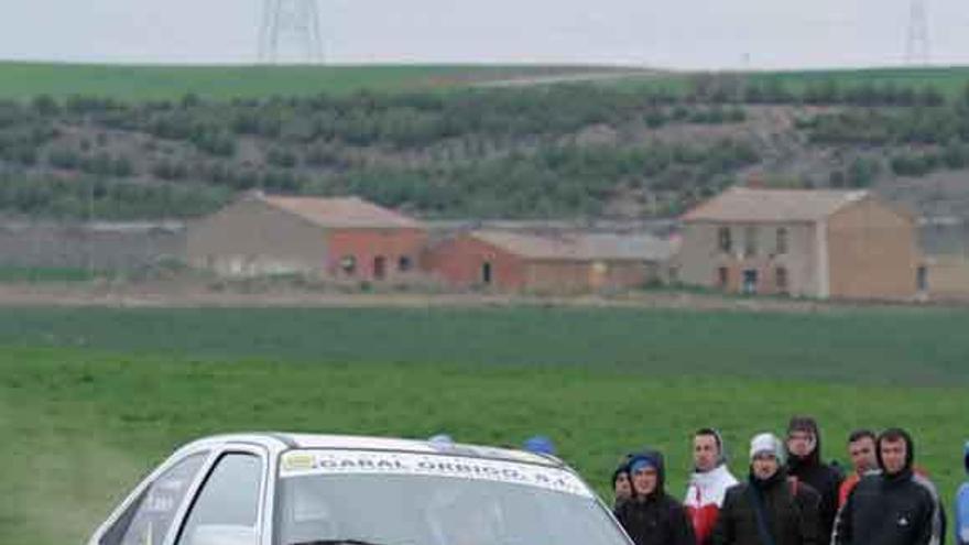 Un vehículo corre sobre la tierra en la última edición.