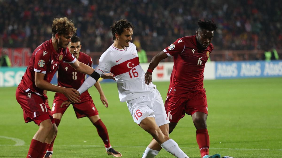 Enes Unal con Turquía en el duelo de clasificación para la Eurocopa 2024 frente a Armenia