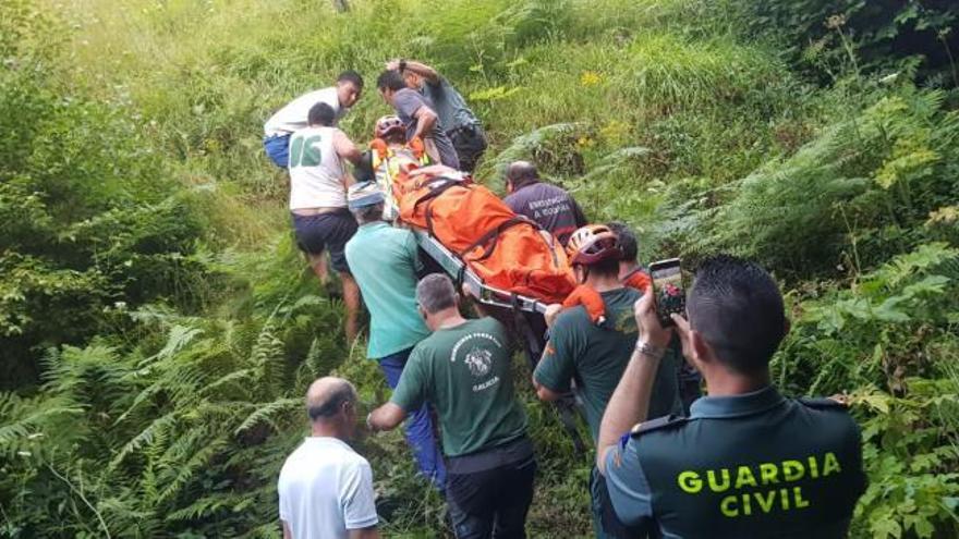Rescatan a un menor tras una caída por una ladera de 20 metros en Viana do Bolo