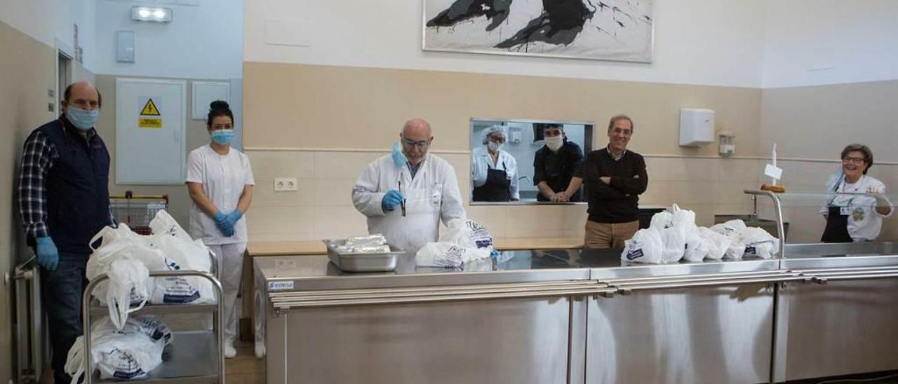 Responsables y voluntarios de Amicos, ayer, en el comedor de la asociación.