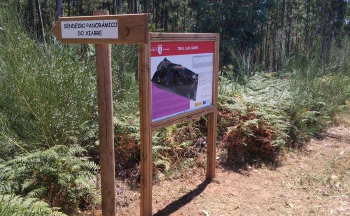 Carteles instalados en la ruta de Xiabre. |  FdV