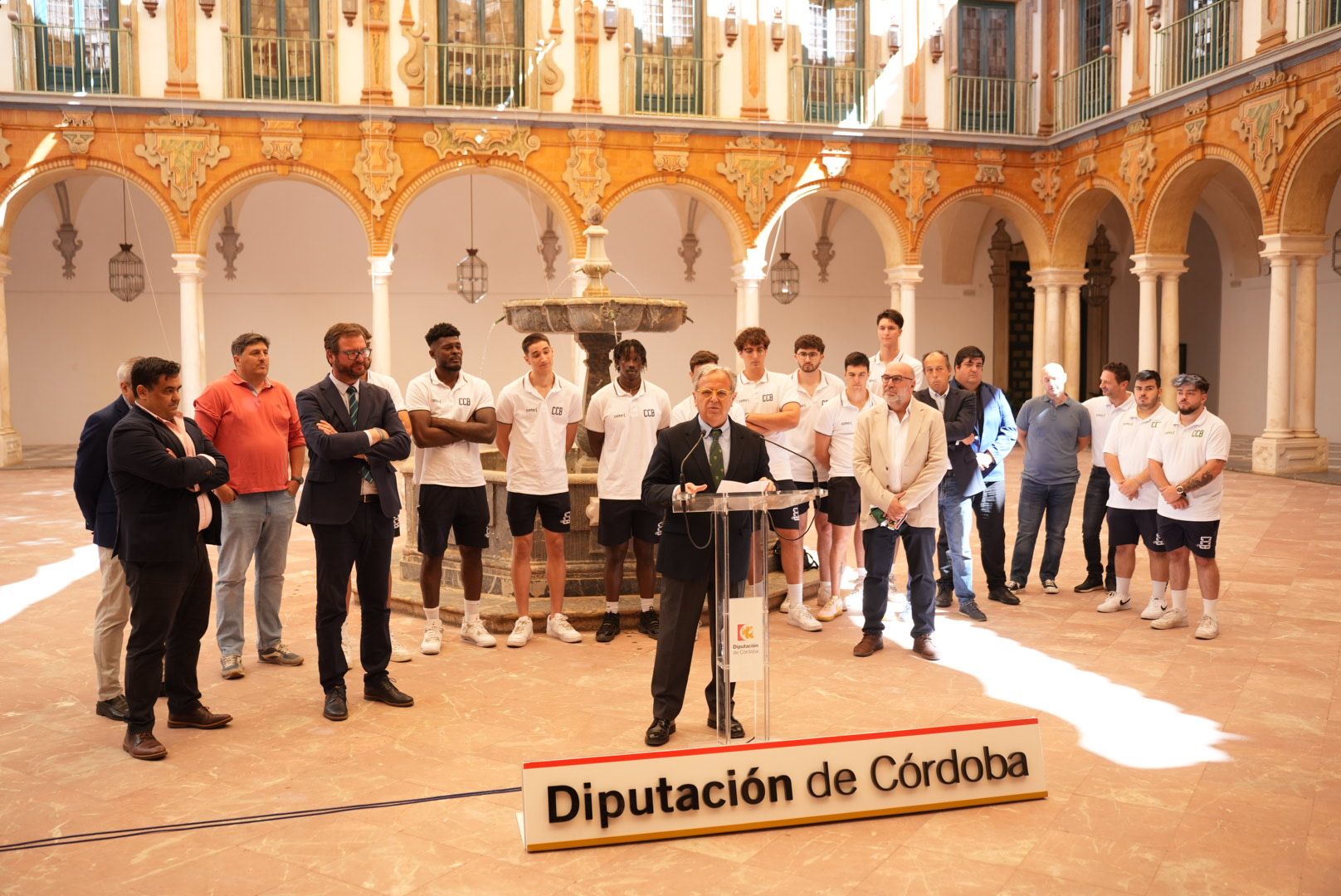 La visita del Coto Córdoba Baloncesto a la Diputación Provincial, en imágenes