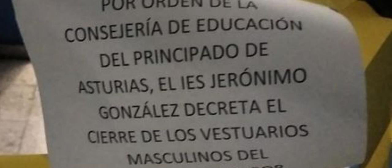 La nota en la que se anuncia la clausura de los vestuarios.