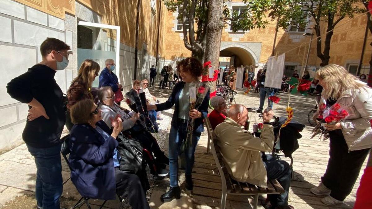 La delegada amb algunes persones grans. | GENERALITAT