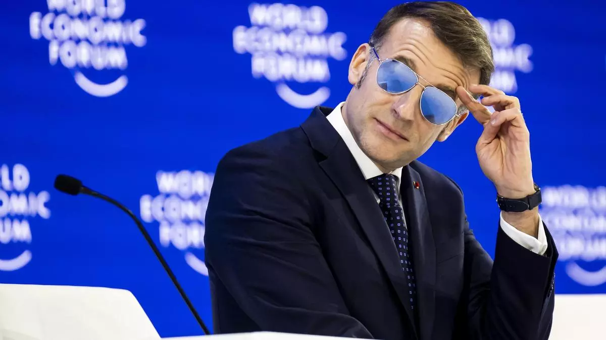 Macron aparece en Davos con unas gafas de sol a lo 'Top Gun' por una dolencia ocular