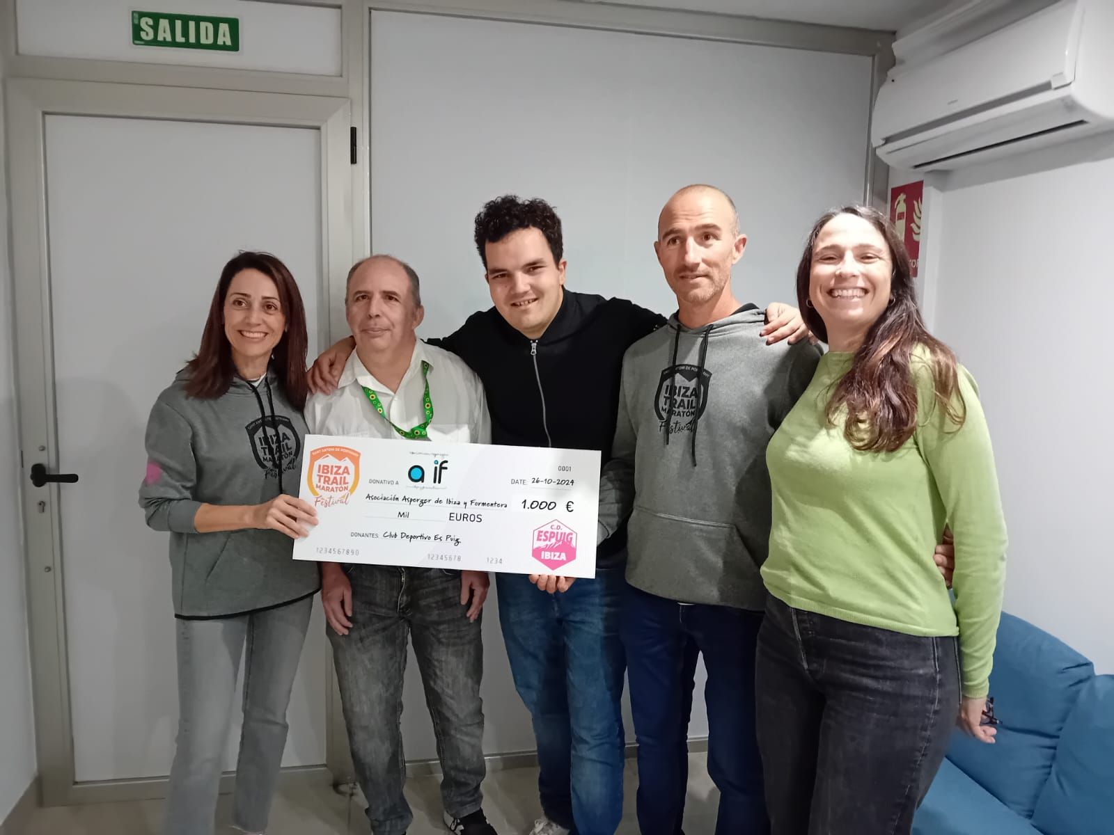 Momento de la entrega del cheque de los 1.000 euros