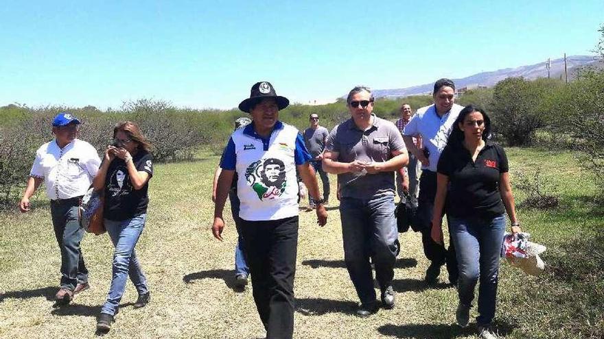 Evo Morales acompañó ayer a los seguidores guevaristas por el lugar donde fue ejecutado el &quot;Che&quot;. // Efe