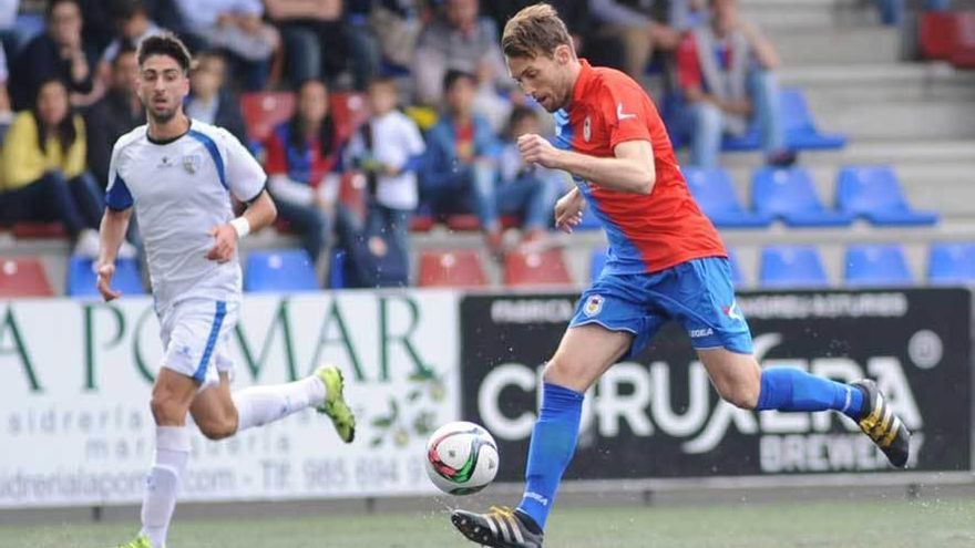 Michu controla el balón ante Fran Ávila en el encuentro ante el Alcalá.