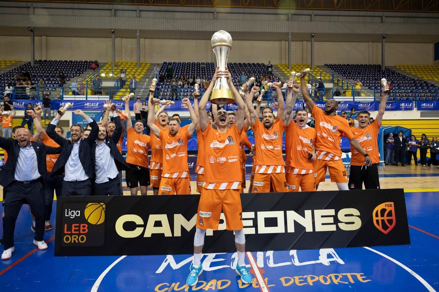 La fiesta del ascenso a la ACB del Leyma Básquet Coruña en Melilla.