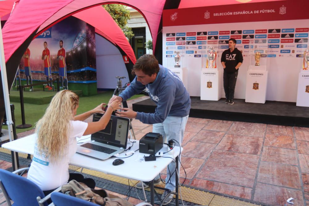 Cientos de aficionados hacen cola durante todo el jueves para fotografiarse con los trofeos de La Roja