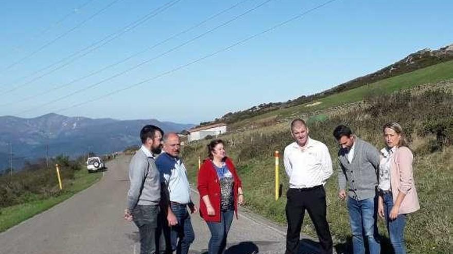 Por la izquierda, Chema de Miguel, Tino Menéndez, Montse Fernández, David Rodríguez, del PP de Tineo, y los diputados Álvaro Queipo y Cristina Vega, ayer, en el alto de Bustellán.