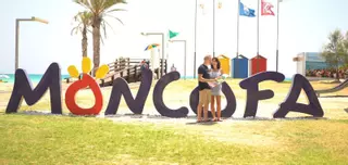 Moncofa exhibe las enseñas en cuatro playas