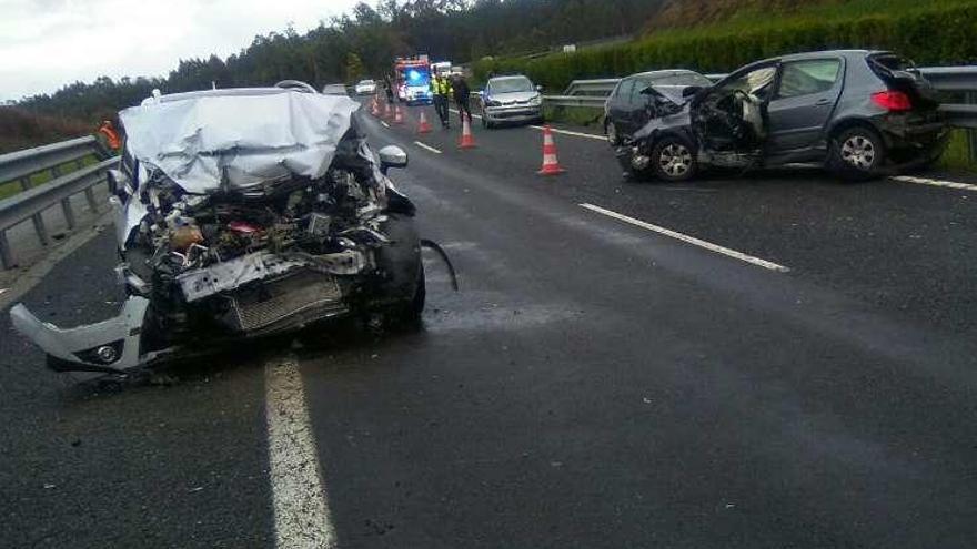 Coches siniestrados ayer en la autovía A-6 en Aranga.