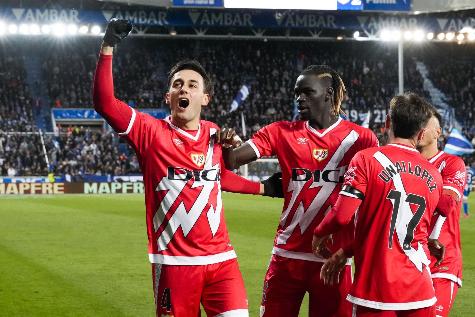 El centrocampista del Rayo Vallecano Pedro Díaz (i), celebra su gol contra el Alavés, durante el partido de la jornada 29 de LaLiga que Deportivo Alavés y Rayo Vallecano disputaRON en Mendizorroza. EFE/Adrián Ruiz Hierro. (Rayo) (Alaves)