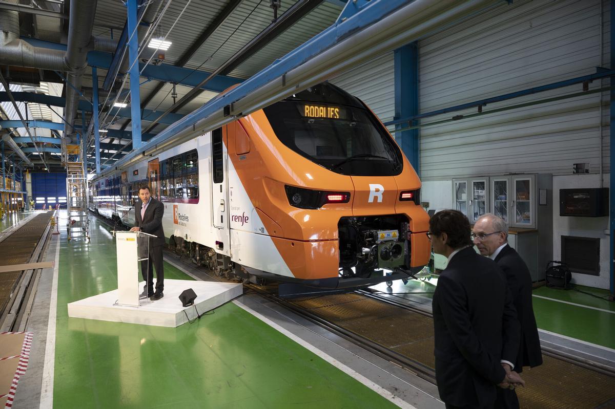 La empresa Alstom presenta en su planta de Santa Perpetua los nuevos trenes de Rodalies con la presencia del ministro Óscar Puente, el president Salvador Illa y el presidente de Alstom España y Portugal, Leopoldo Maestu, en enero del año pasado.