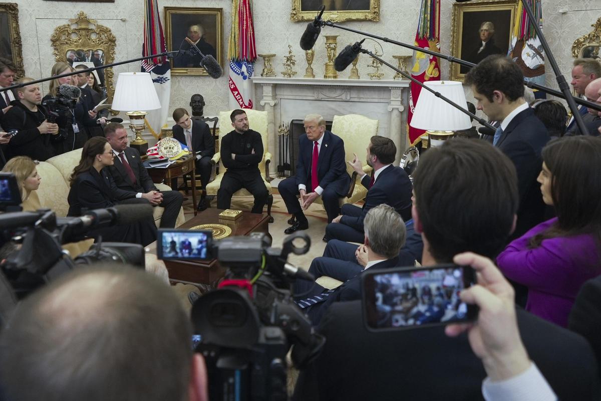 Volodímir Zelenski y Donald Trump, rodeados de asesores y prensa, este viernes en el Despacho Oval de la Casa Blanca.