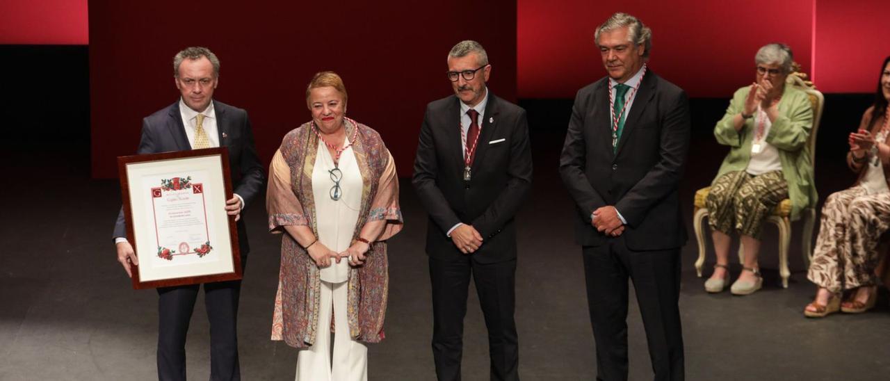 Ángel del Río y Carmen Alonso, de Alpe junto a los portavoces de Ciudadanos y Vox, José Carlos Fernández Sarasola y Eladio de la Concha. | Juan Plaza